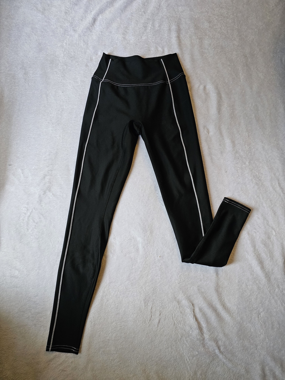 ALO Yoga Black Leggings with White Contrast Stitching